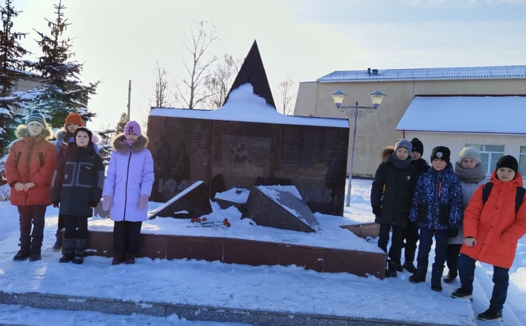Героями наша Отчизна сильна, Отечество славится ими..